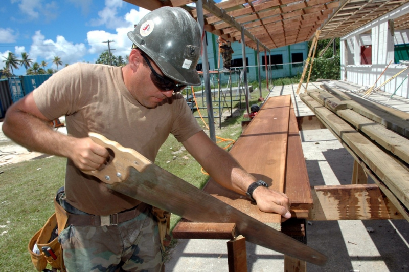 menuisier-CLAVIERS-min_worker_construction_building_carpenter_male_job_build_helmet-893290